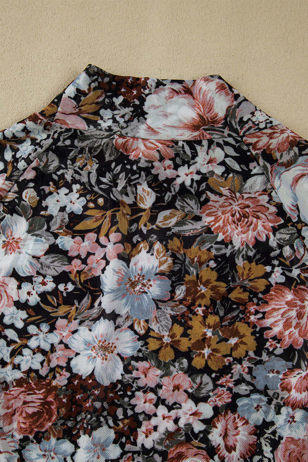 Blusa de malha com manga comprida e gola alta floral castanho