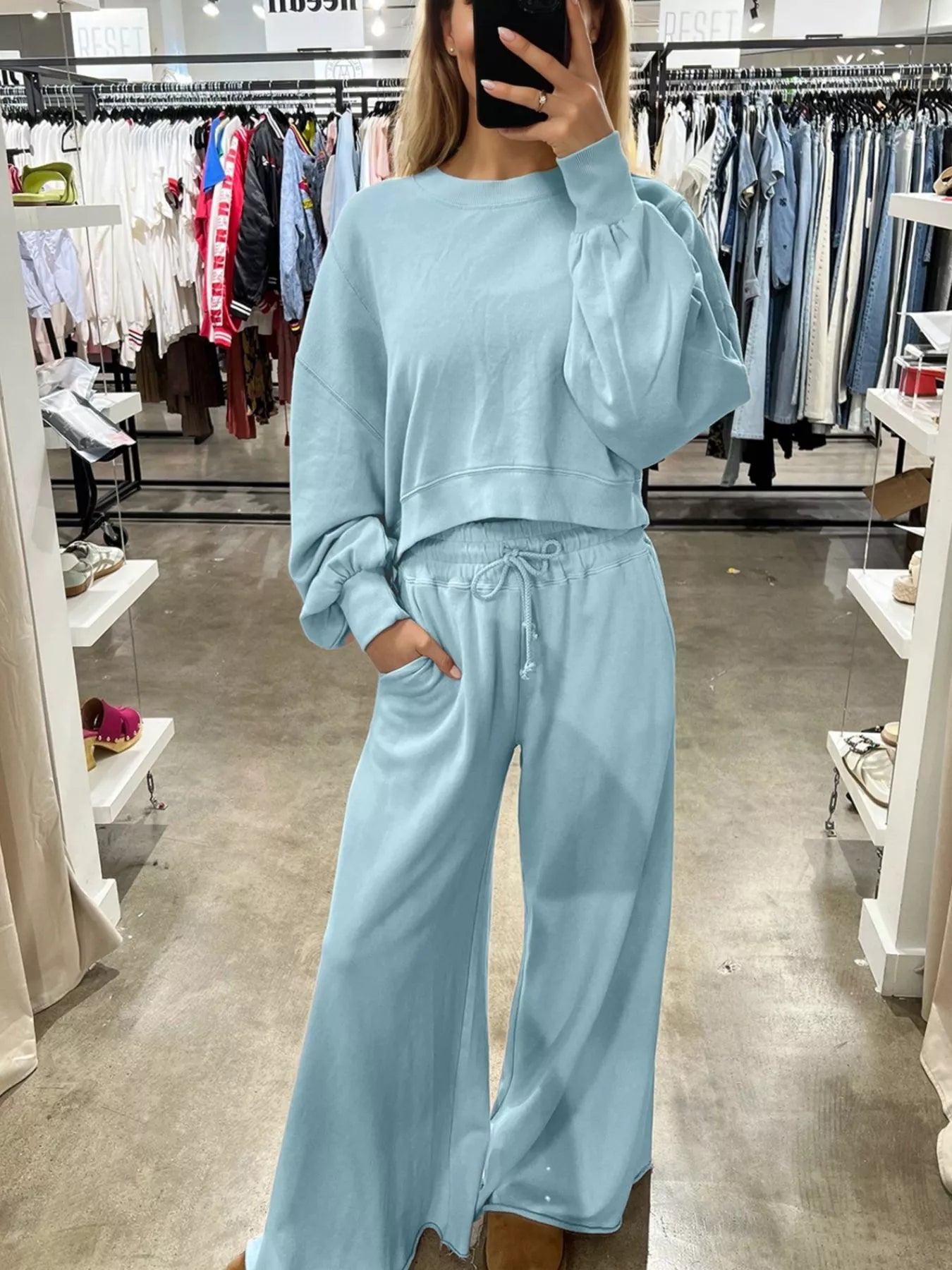 Conjunto de blusa curta com manga abalonada e ombro descaído e calças largas com cordão