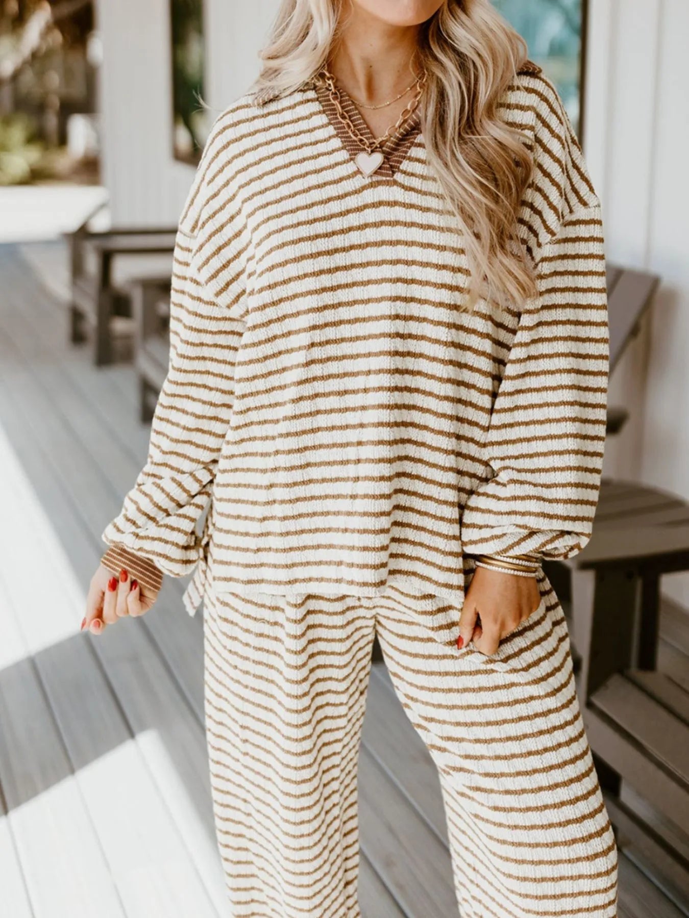 Conjunto de blusa às riscas com gola e calças com cordão