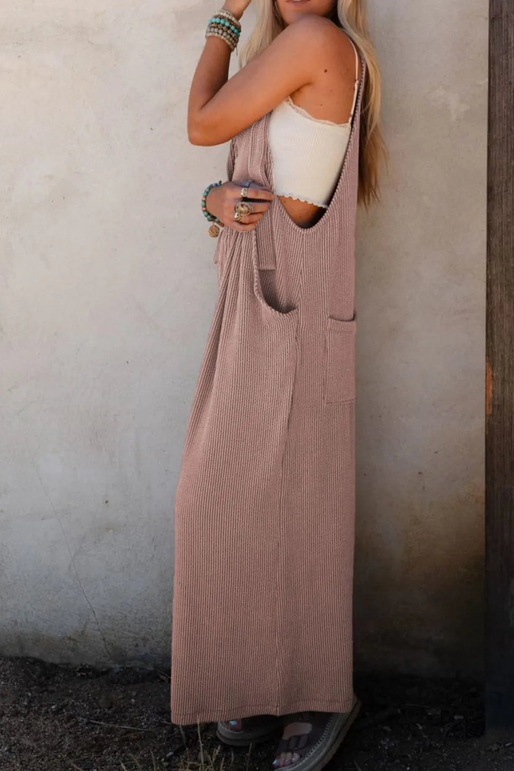 Macacão largo com alças ajustáveis e pernas largas