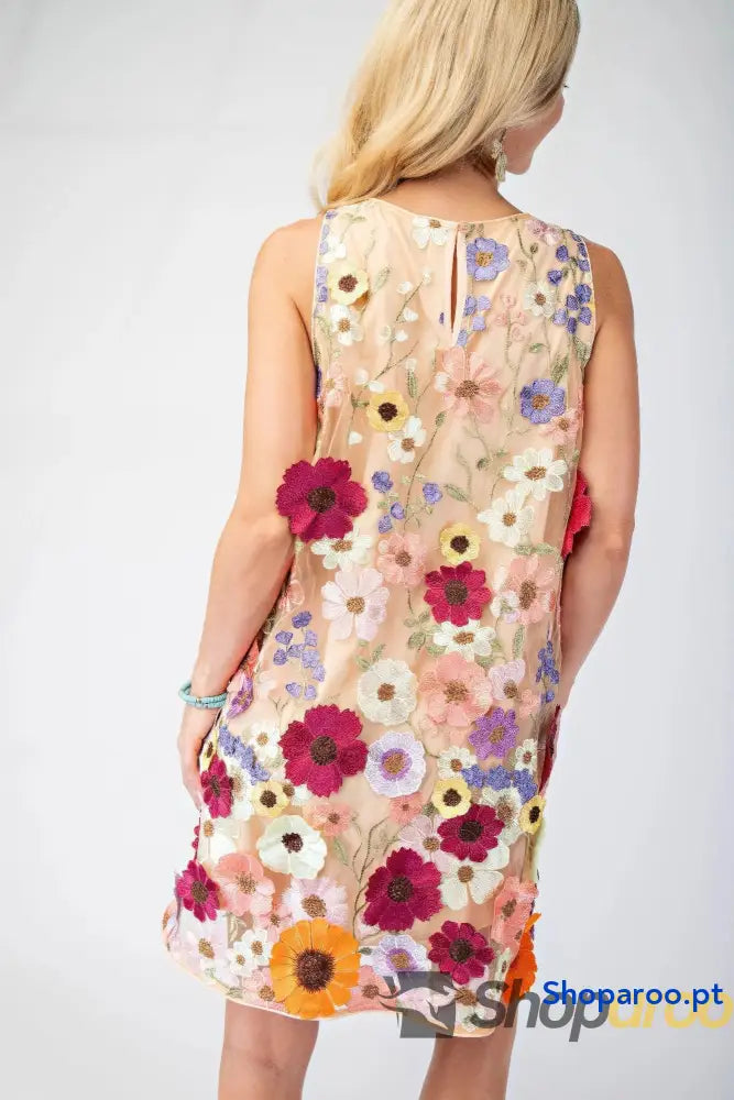Mini vestido com bordado floral 3D