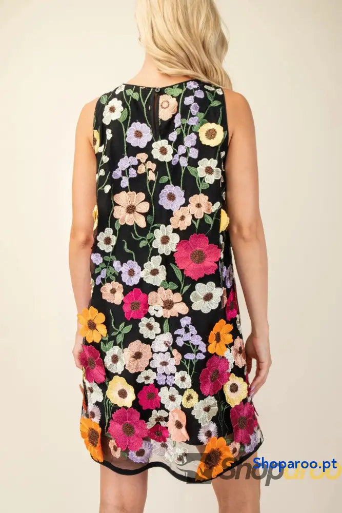 Mini vestido floral com bordado 3D e tecido leve