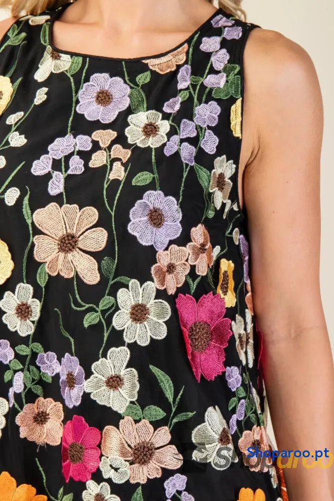 Mini vestido floral com bordado 3D e tecido leve