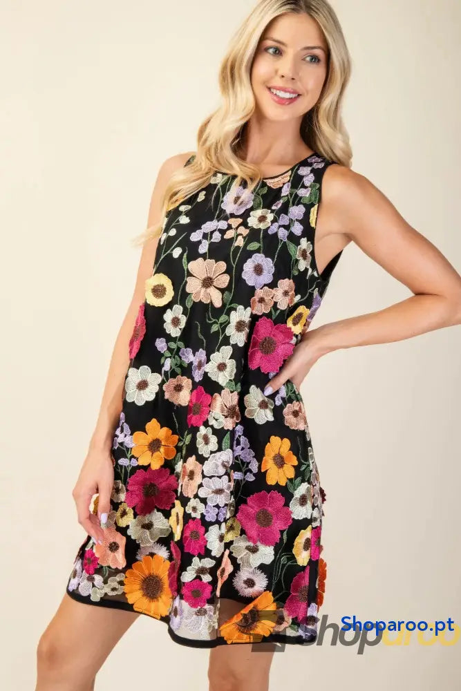 Mini vestido floral com bordado 3D e tecido leve