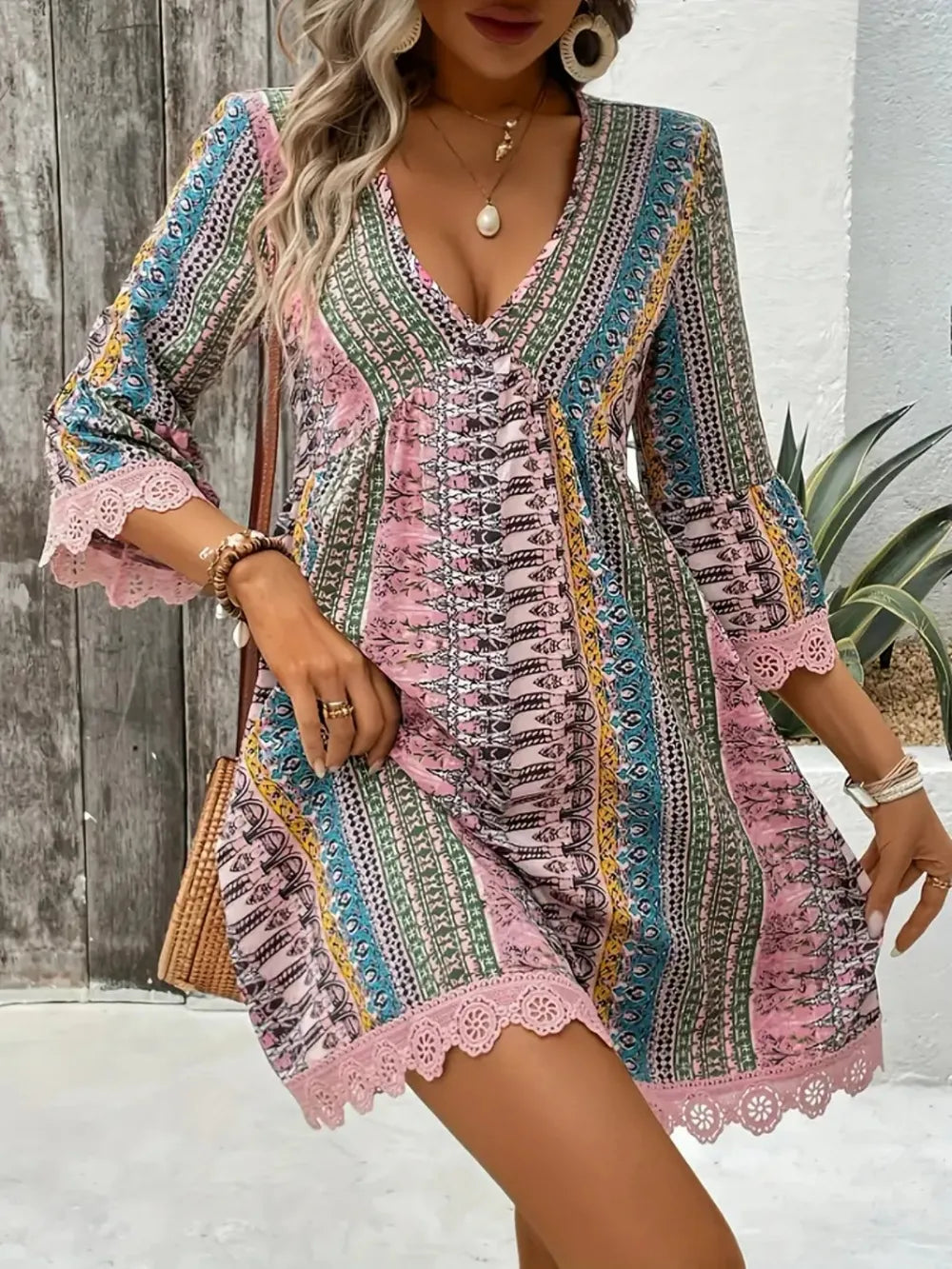 Vestido estampado com decote em V e manga 3/4 com acabamento em renda