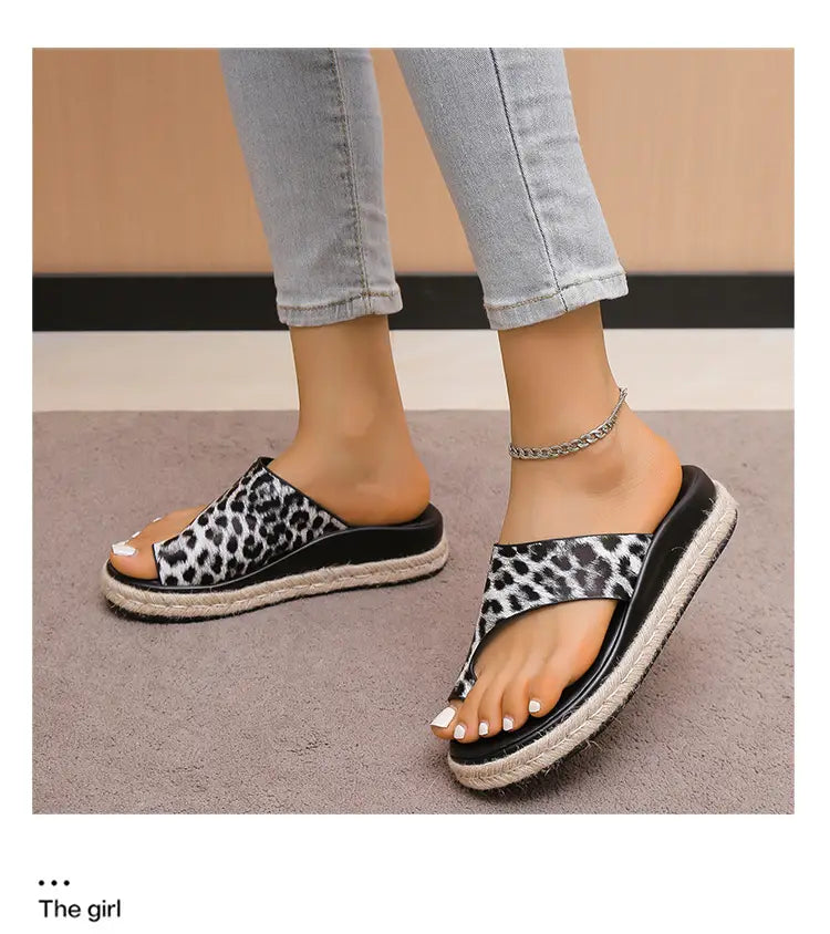 Sandálias de senhora de sola grossa com padrão leopardo