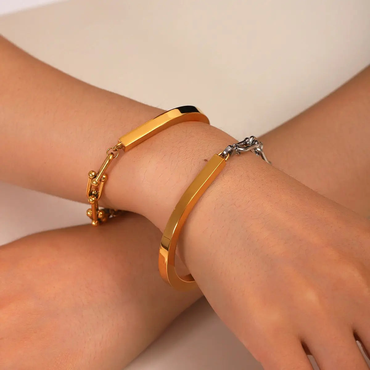 Pulseira com fivela em forma de U e corrente de ferradura em ouro 18K