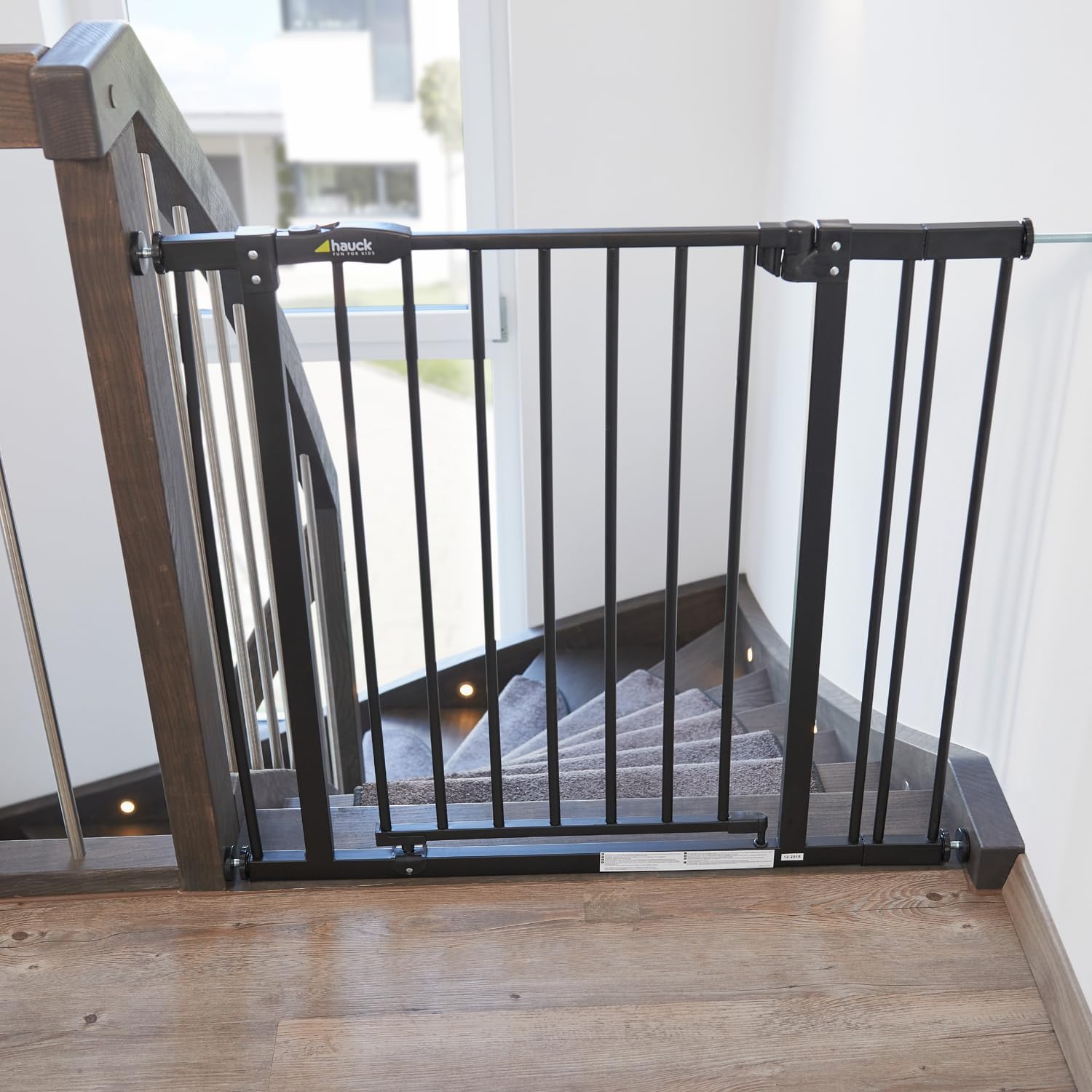 hauck Barreira de segurança infantil para portas e escadas Close N Stop Safety incl. Extensão 9 cm, cercas infantis, sem orifícios, 84-89 cm, corrimão escada crianças, metal, preto