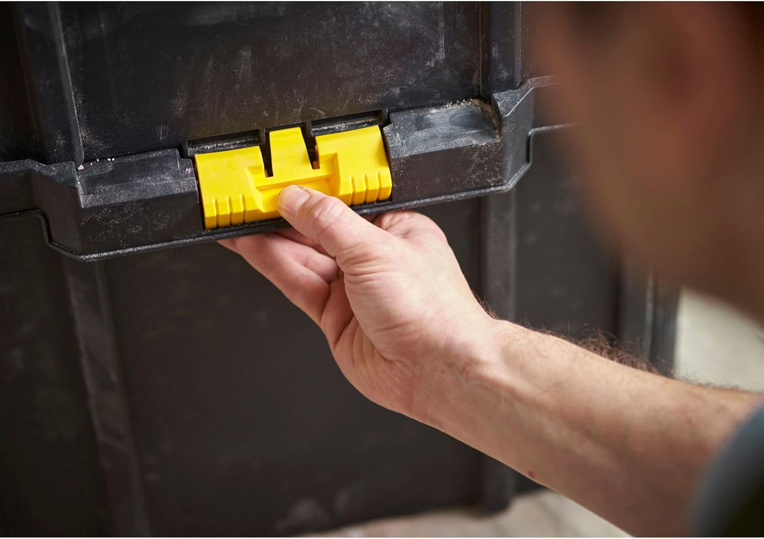 STANLEY Oficina móvel 3 em 1, compacta, porta-ferramentas integrado, 80 L de capacidade total, capacidade de carga de 45 kg, alça telescópica de 35 mm de largura, multicolorida, STST83319-1