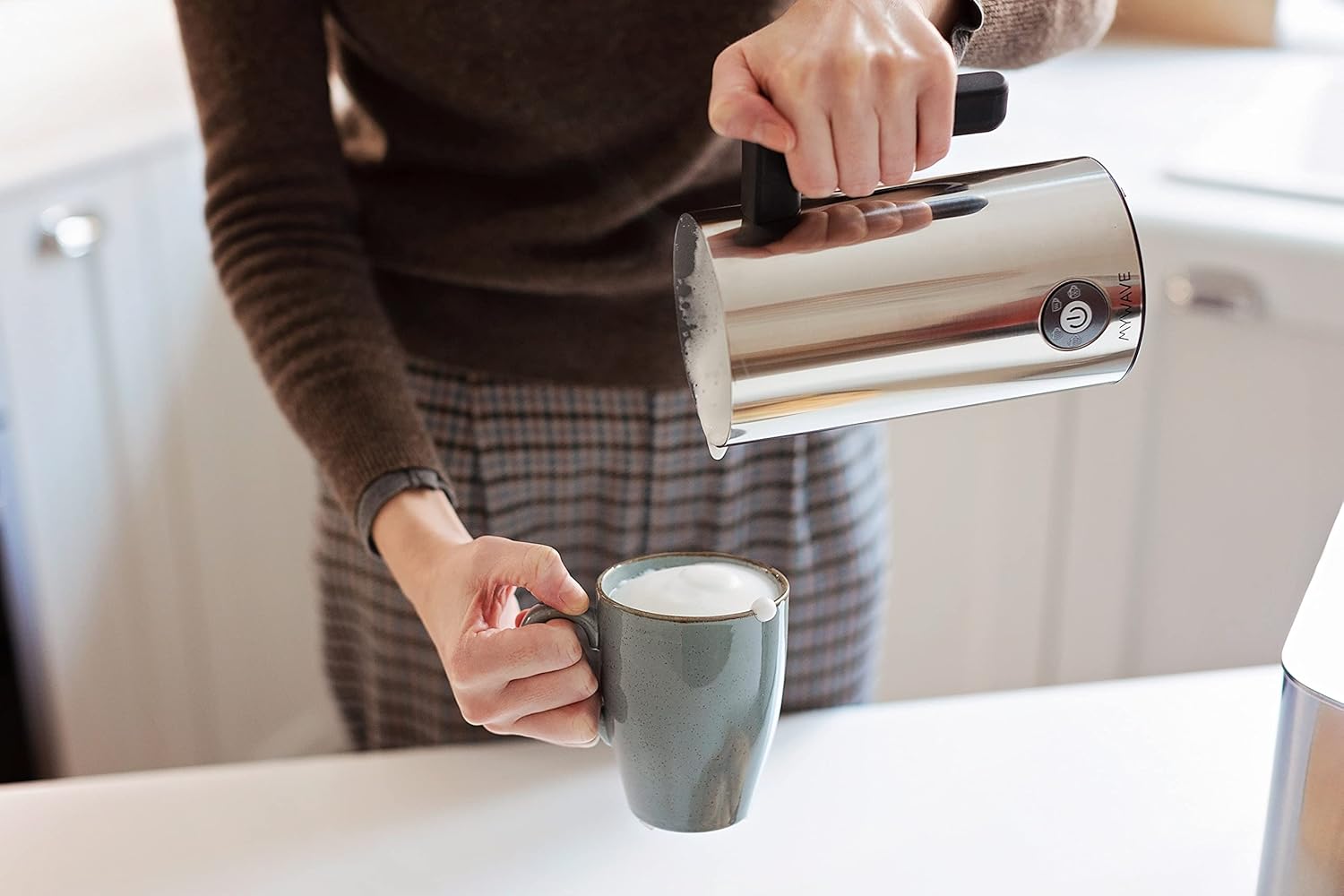 MyWave - Espumador de leite - potência de 500 W - Obtenha a espuma adequada - aquece e gera espuma - 3 níveis de espuma quente e 1 nível de frio - espumador elétrico para cafés e batidos
