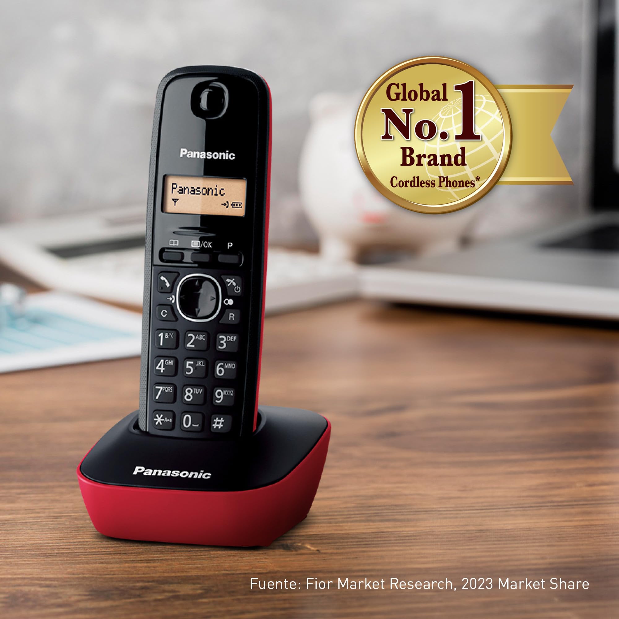 Panasonic KX-TG1612SPR Telefone sem fio digital DECT, unidade base e 2 auscultadores, identificador de chamadas, bateria de longa duração, ecrã LCD, agenda, rediscagem, despertador, vermelho