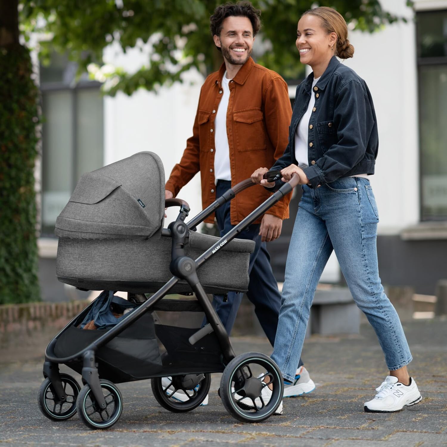 Maxi-Cosi Zelia S Trio carrinho de bebé 3 peças, 0 - 4 anos, até 22 kg, dobrável, compacto e reclinável, com abrioFix S i-Size cadeira carro bebé, acessórios, bolsa trocador, cinzento