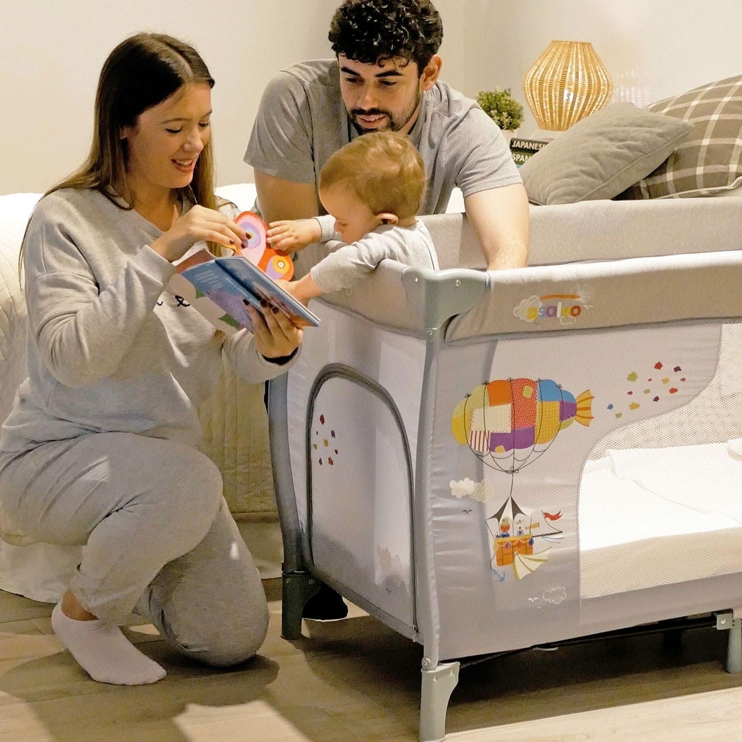 Asalvo Berço de viagem 4 em 1 para bebé com altura dupla, arco de jogos, dobrável compacto, base acolchoada e bolsa de transporte Mix Plus Zeppelin cinzento
