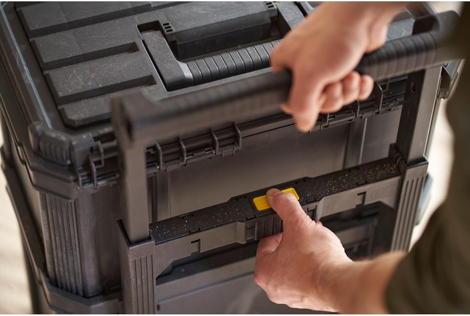 STANLEY Oficina móvel 3 em 1, compacta, porta-ferramentas integrado, 80 L de capacidade total, capacidade de carga de 45 kg, alça telescópica de 35 mm de largura, multicolorida, STST83319-1