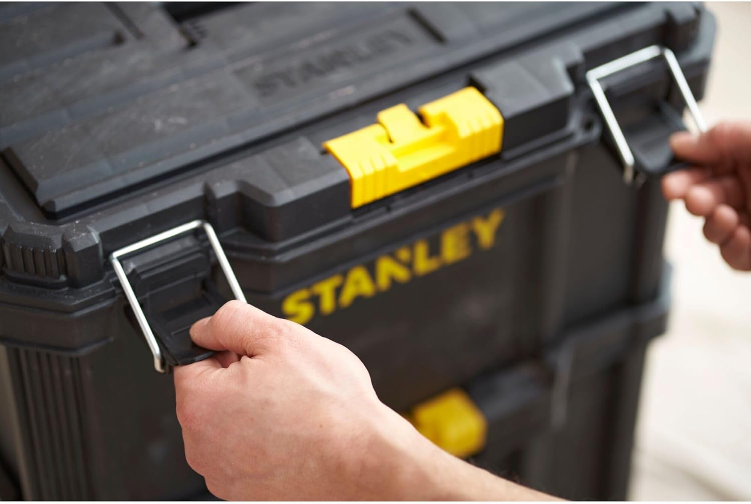 STANLEY Oficina móvel 3 em 1, compacta, porta-ferramentas integrado, 80 L de capacidade total, capacidade de carga de 45 kg, alça telescópica de 35 mm de largura, multicolorida, STST83319-1