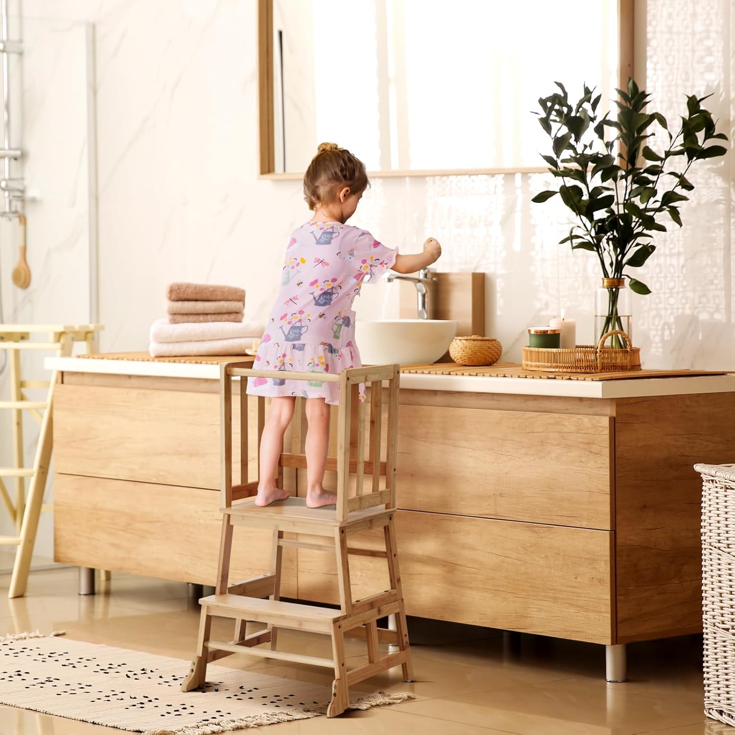 COSYLAND Torre de aprendizagem desde 18 meses - torre de aprendizagem para crianças - proteção anti-virar e barra de segurança - para casa de banho, quarto infantil e cozinha - cor bambu