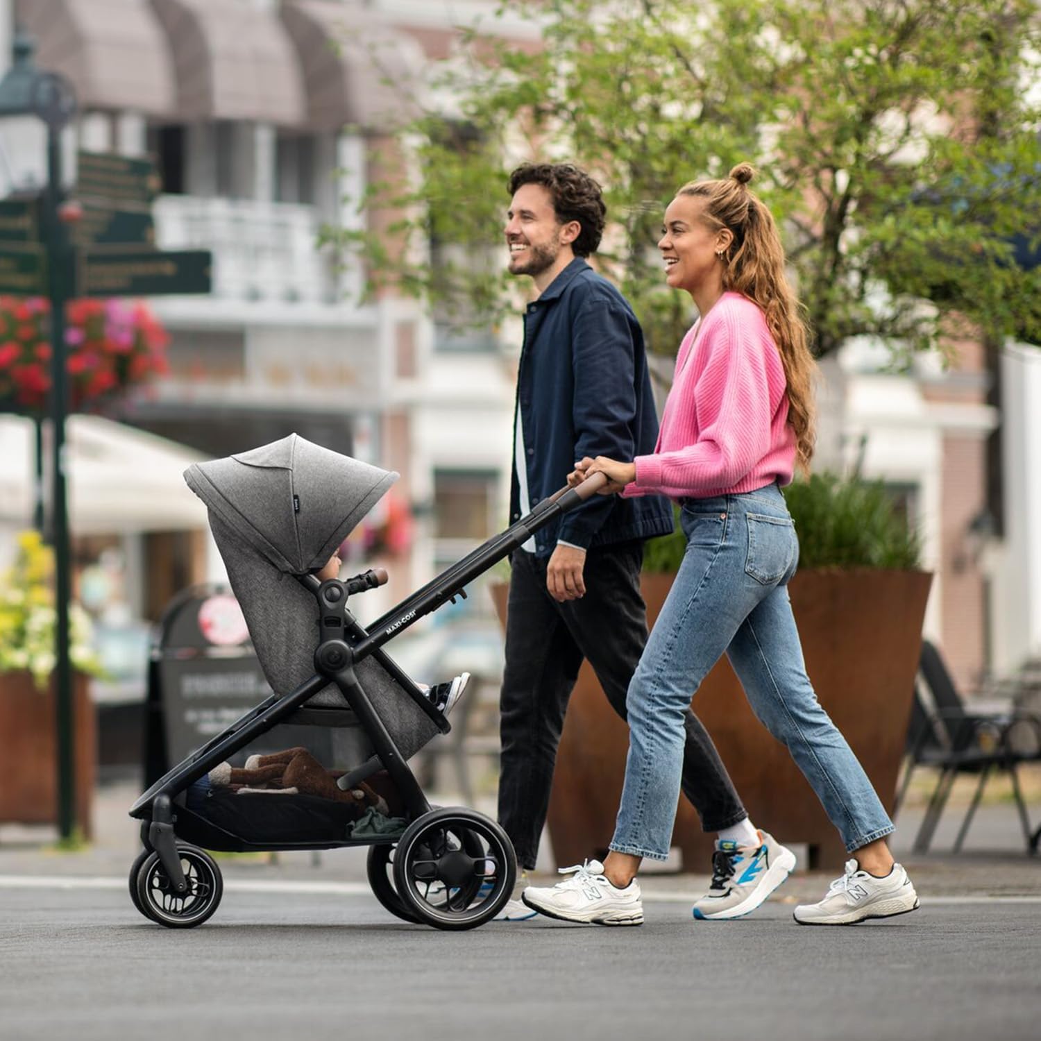 Maxi-Cosi Zelia S Trio carrinho de bebé 3 peças, 0 - 4 anos, até 22 kg, dobrável, compacto e reclinável, com abrioFix S i-Size cadeira carro bebé, acessórios, bolsa trocador, cinzento