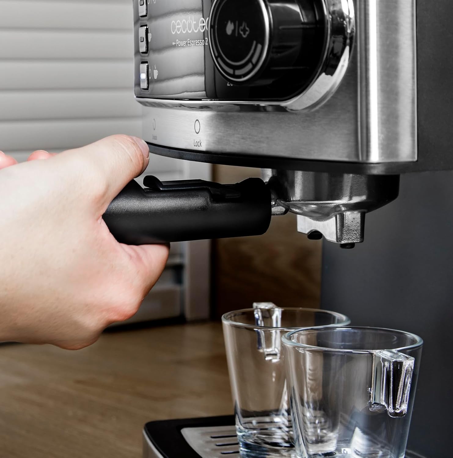 Cecotec Cafeteira Express manual Power Espresso 20 Essential. 850W, 20 bares, vaporizador orientável, braço de saída dupla, depósito de água 1,5 l, superfície de aquecimento, limpeza fácil