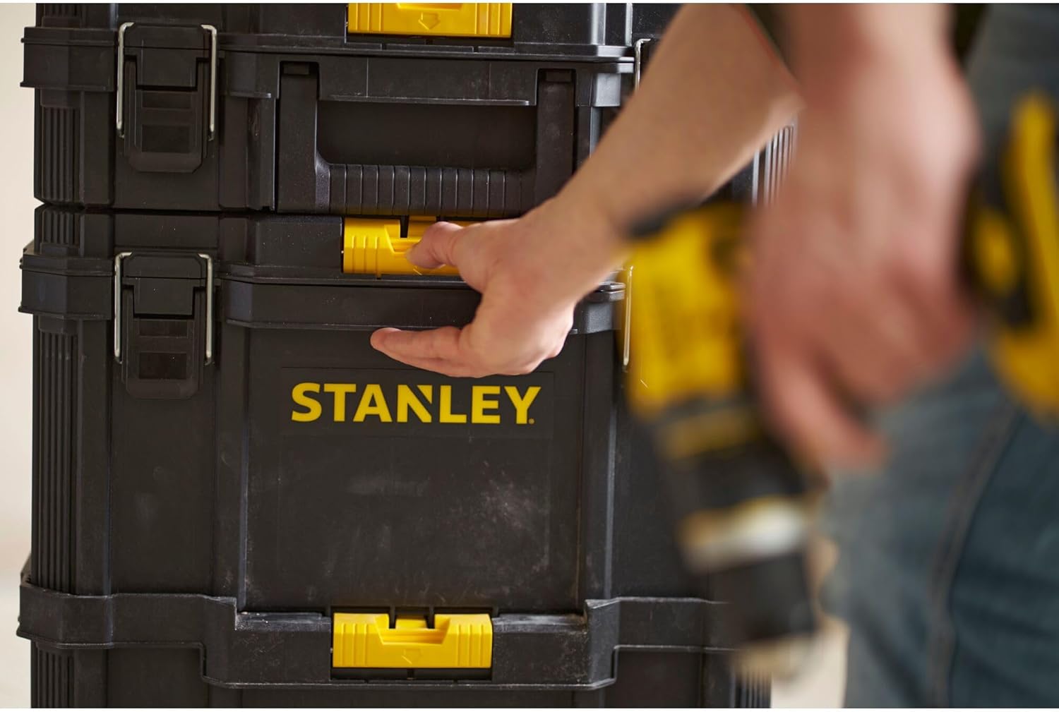 STANLEY Oficina móvel 3 em 1, compacta, porta-ferramentas integrado, 80 L de capacidade total, capacidade de carga de 45 kg, alça telescópica de 35 mm de largura, multicolorida, STST83319-1