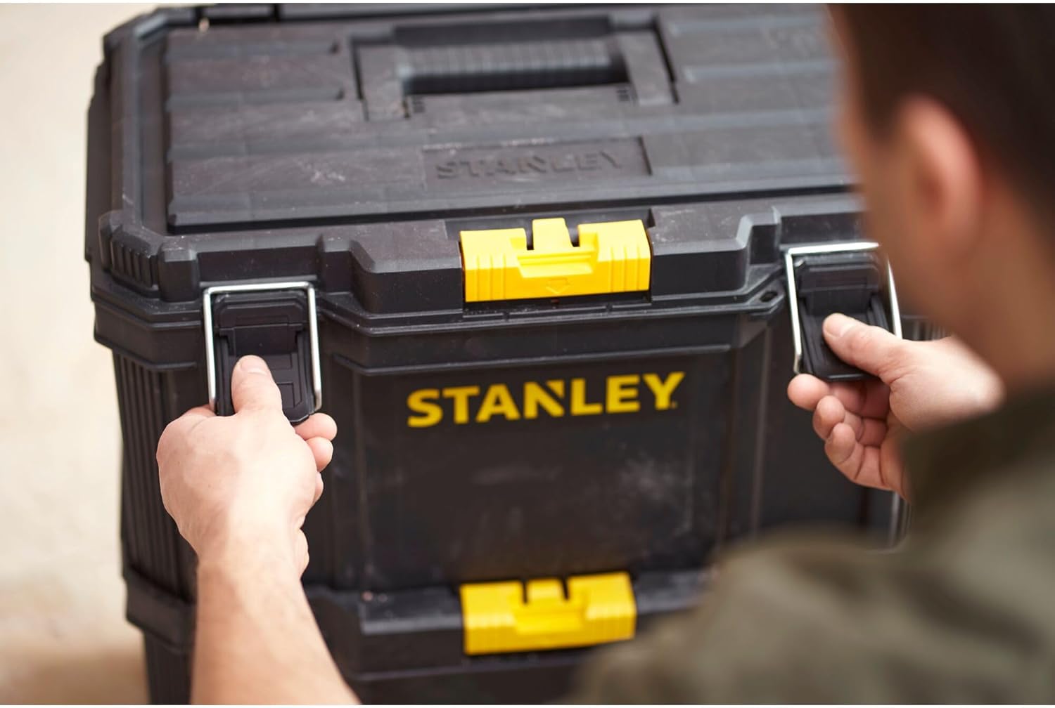 STANLEY Oficina móvel 3 em 1, compacta, porta-ferramentas integrado, 80 L de capacidade total, capacidade de carga de 45 kg, alça telescópica de 35 mm de largura, multicolorida, STST83319-1