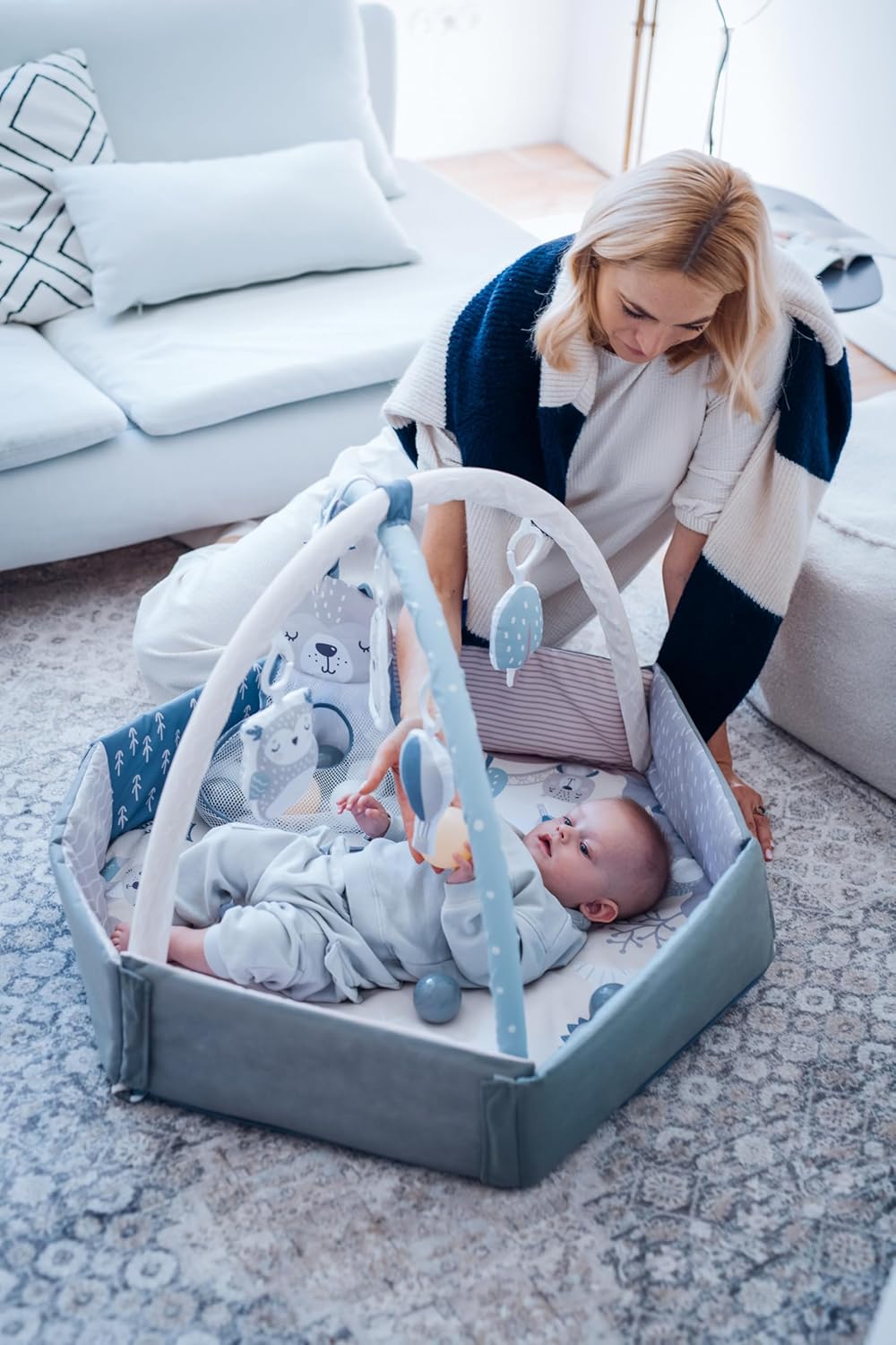 MoMi PASTEL arco de jogo com tapete para gatinhar 3 em 1 para bebés desde o nascimento, tapete de atividades sensorial com 2 arcos, banho de bolas, 5 brinquedos