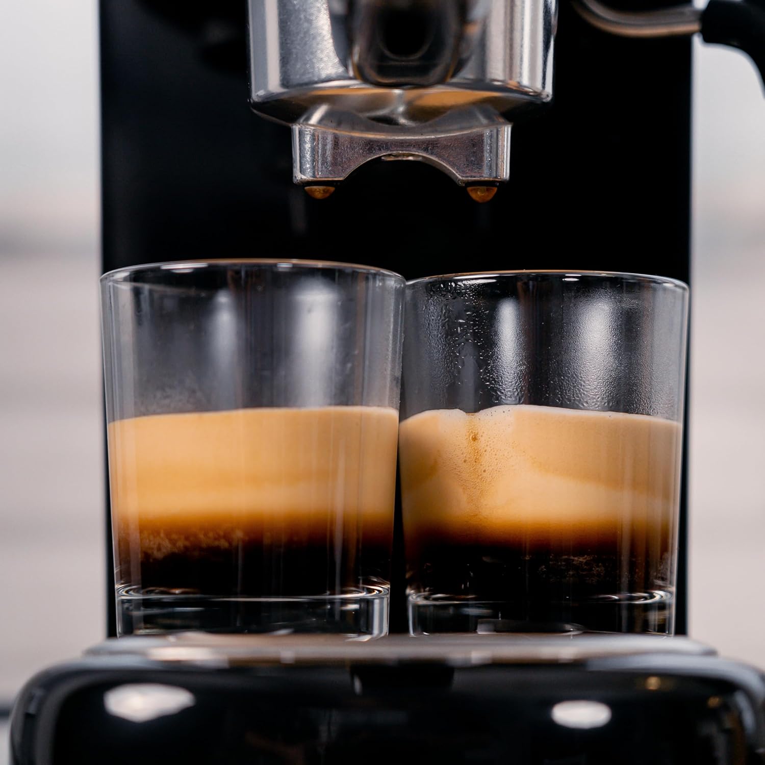 Cafeteira expresso de Gala Slender de 1350 W – 20 barras de pressão, depósito de 1,3 l, café moído e monoodose, vaporizador, design compacto e elegante