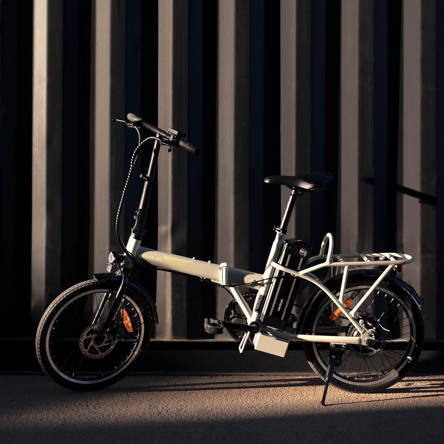 Cecotec Bicicleta Eléctrica de Ciudad, Ruedas 28", hasta 70-90 Km de autonomía, Cuadro Aluminio, Suspensión Delantera, Cambio Shimano, Disco de Freno, Pantalla