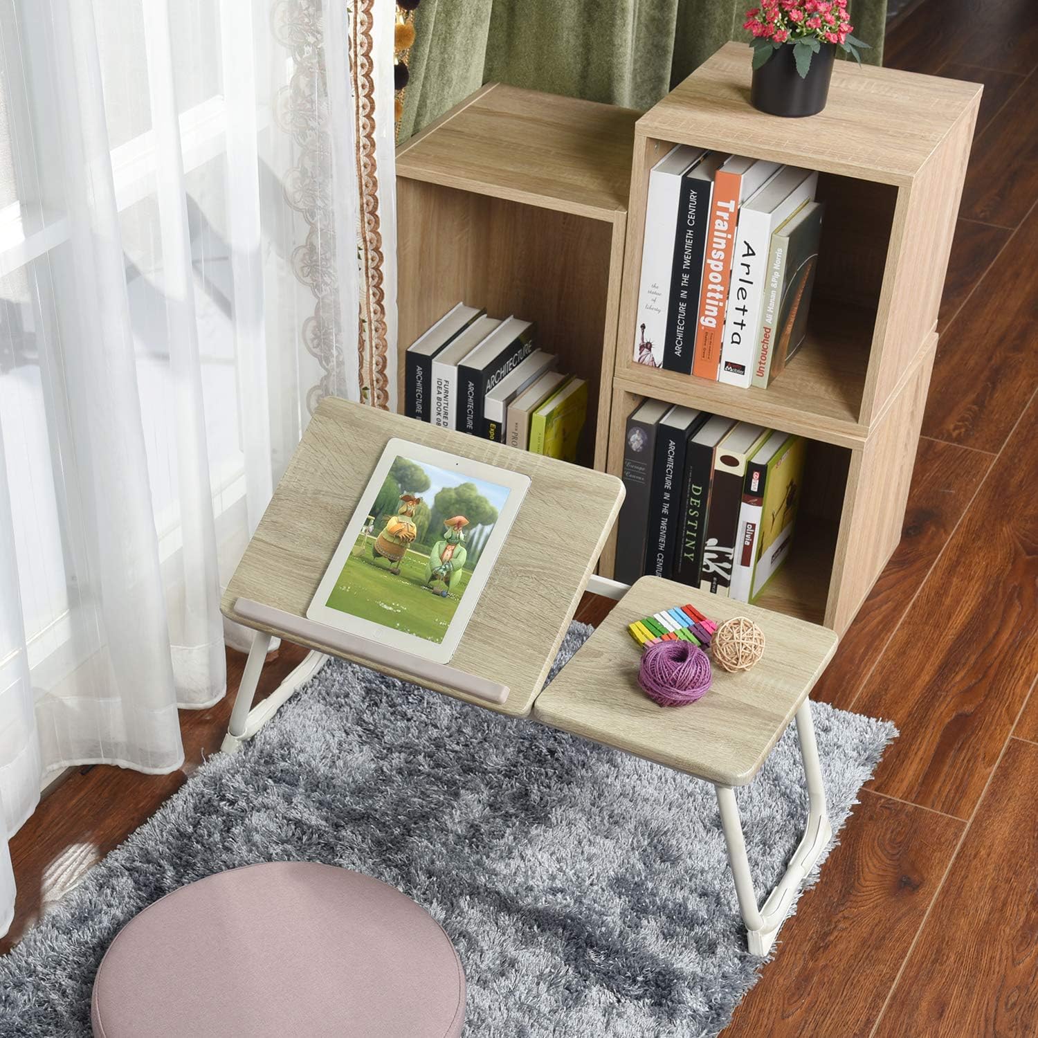 MEUBLE COSY - Mesa de cama con soporte para ordenador portátil plegable (altura regulable, tablero acabado de roble, base de metal blanco, 65 x 30 x 27,5 cm)