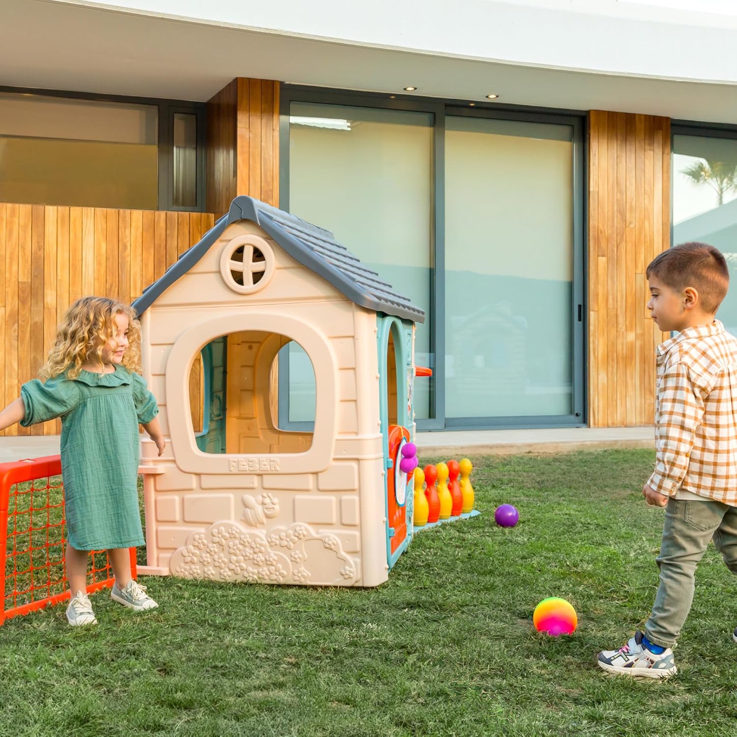 FEBER - Casual 6 Activities House, Casa con 6 Actividades de Juego, Accesorios Incluidos para los Juegos, Colores Resistentes a la Luz Solar, Montaje Fácil, A Partir de 3 años, Famosa (FEH23000)