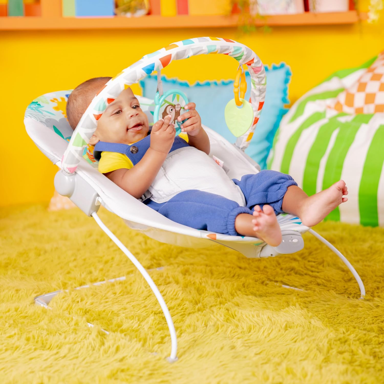 Bright Starts - Vibrador de assento infantil - barra de brinquedos removível, pés antiderrapantes, 0-6 meses a 9 kg (Safari Fun)