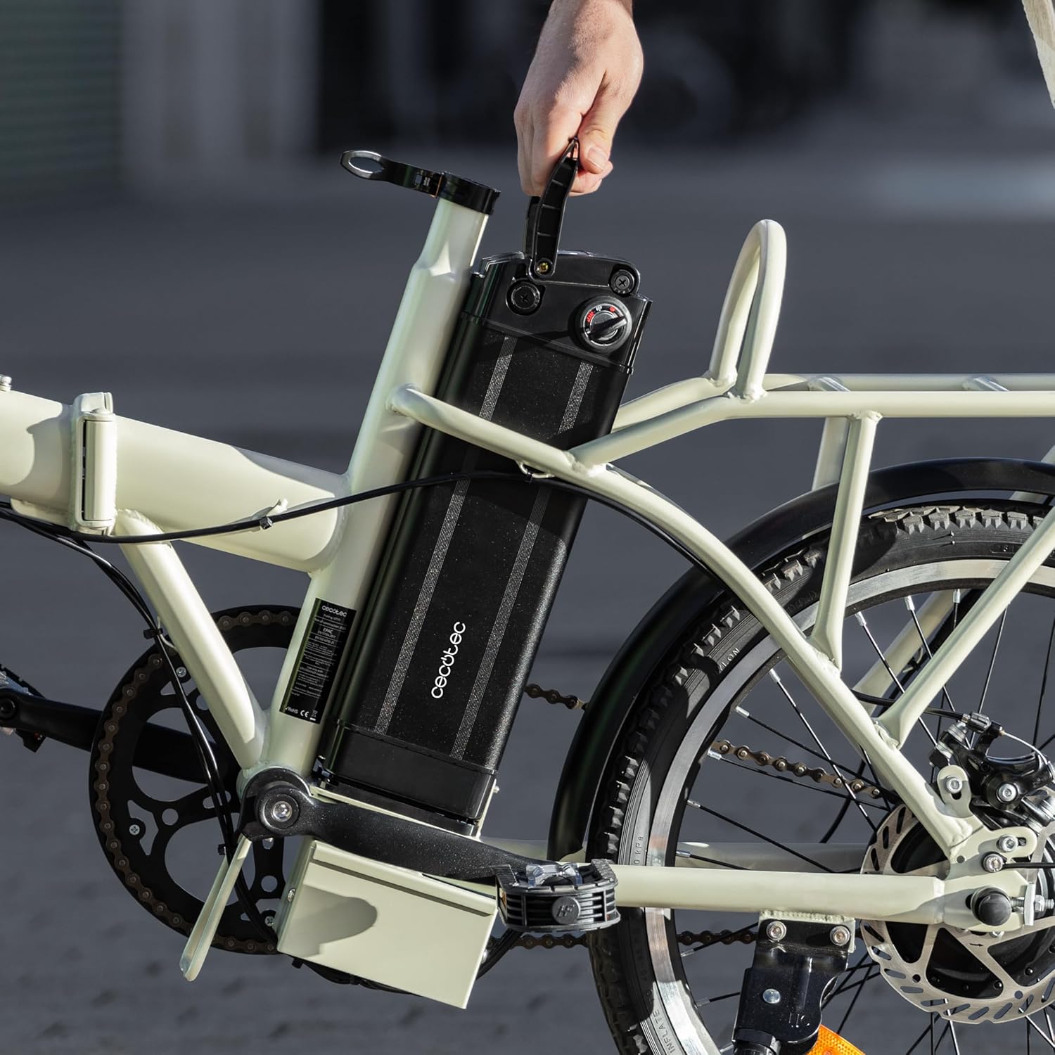 Cecotec Bicicleta Eléctrica de Ciudad, Ruedas 28", hasta 70-90 Km de autonomía, Cuadro Aluminio, Suspensión Delantera, Cambio Shimano, Disco de Freno, Pantalla