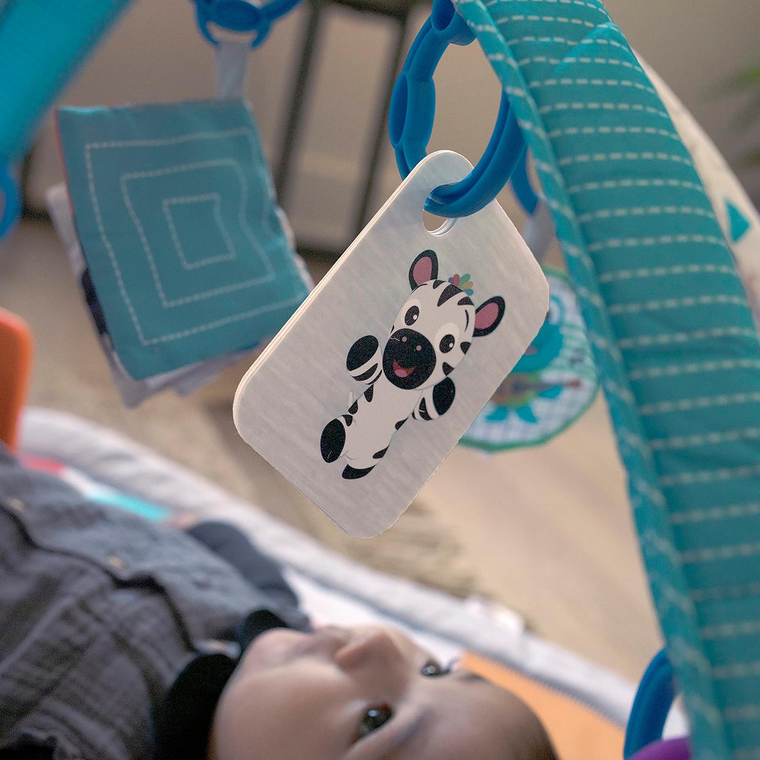 Baby Einstein, Gimansio de Actividades Musical para bebés 4en1 Kickin' Tunes con Piano, 70+ sonidos, 25+ min de música y luces, arco de juego, 7 juguetes extraíbles, 4 idiomas, desde recién nacido