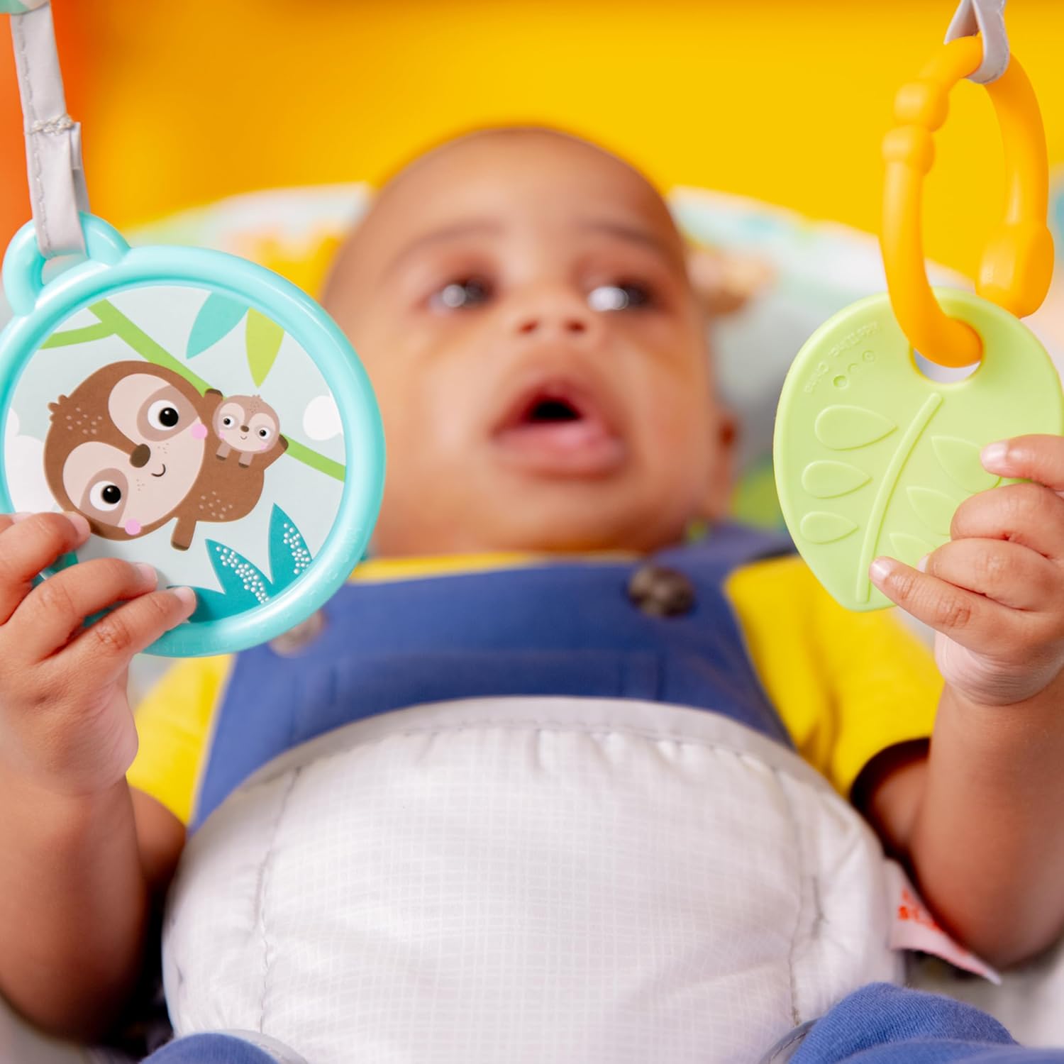 Bright Starts - Vibrador de assento infantil - barra de brinquedos removível, pés antiderrapantes, 0-6 meses a 9 kg (Safari Fun)