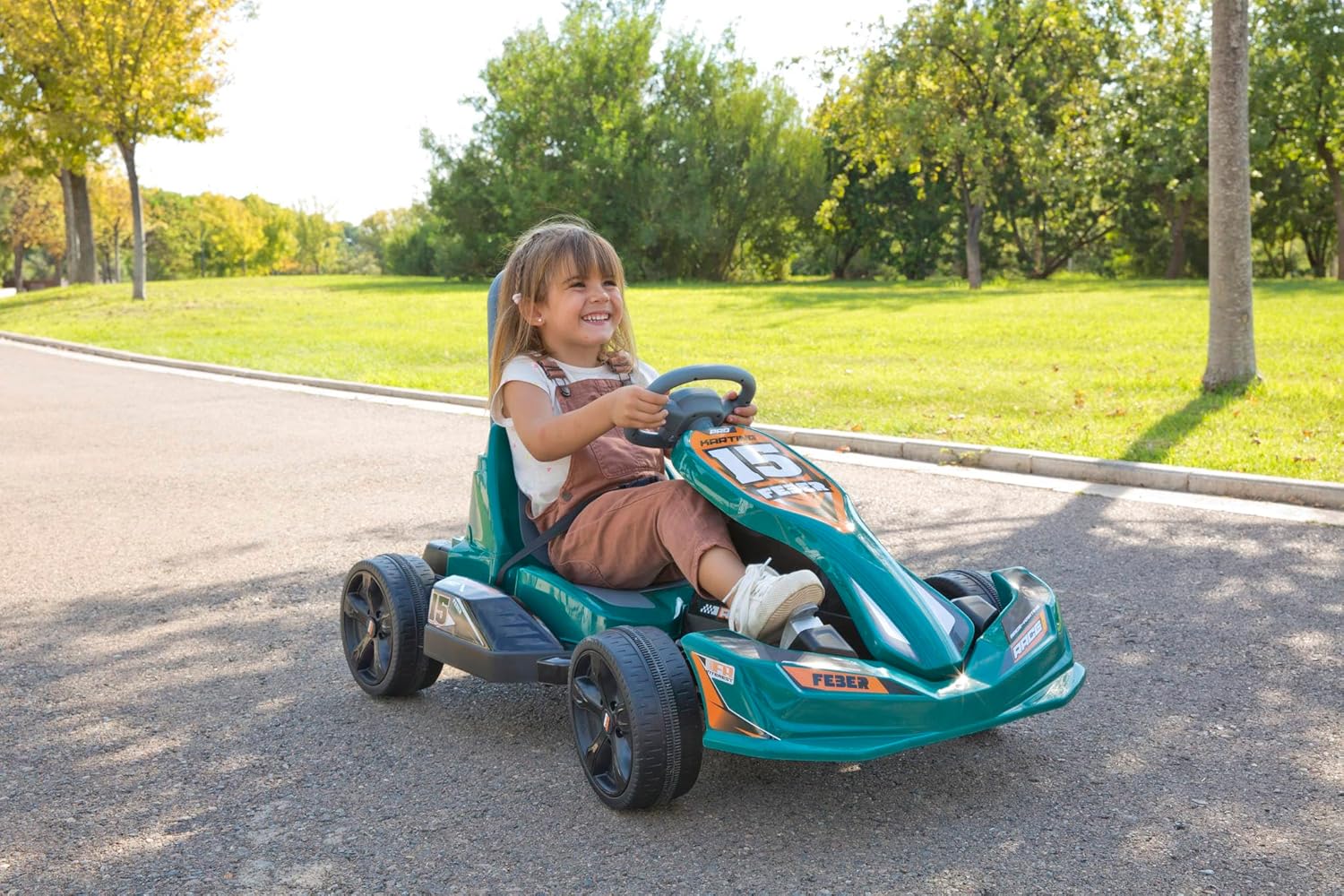 FEBER - GO Kart 12 V, Carro Kart infantil de fórmula 1, verde, estilo desportivo, 2 velocidades e entre 3 e 5 km/h, seguro para meninos e meninas de 3 a 5 anos, famosa (FEN15000)