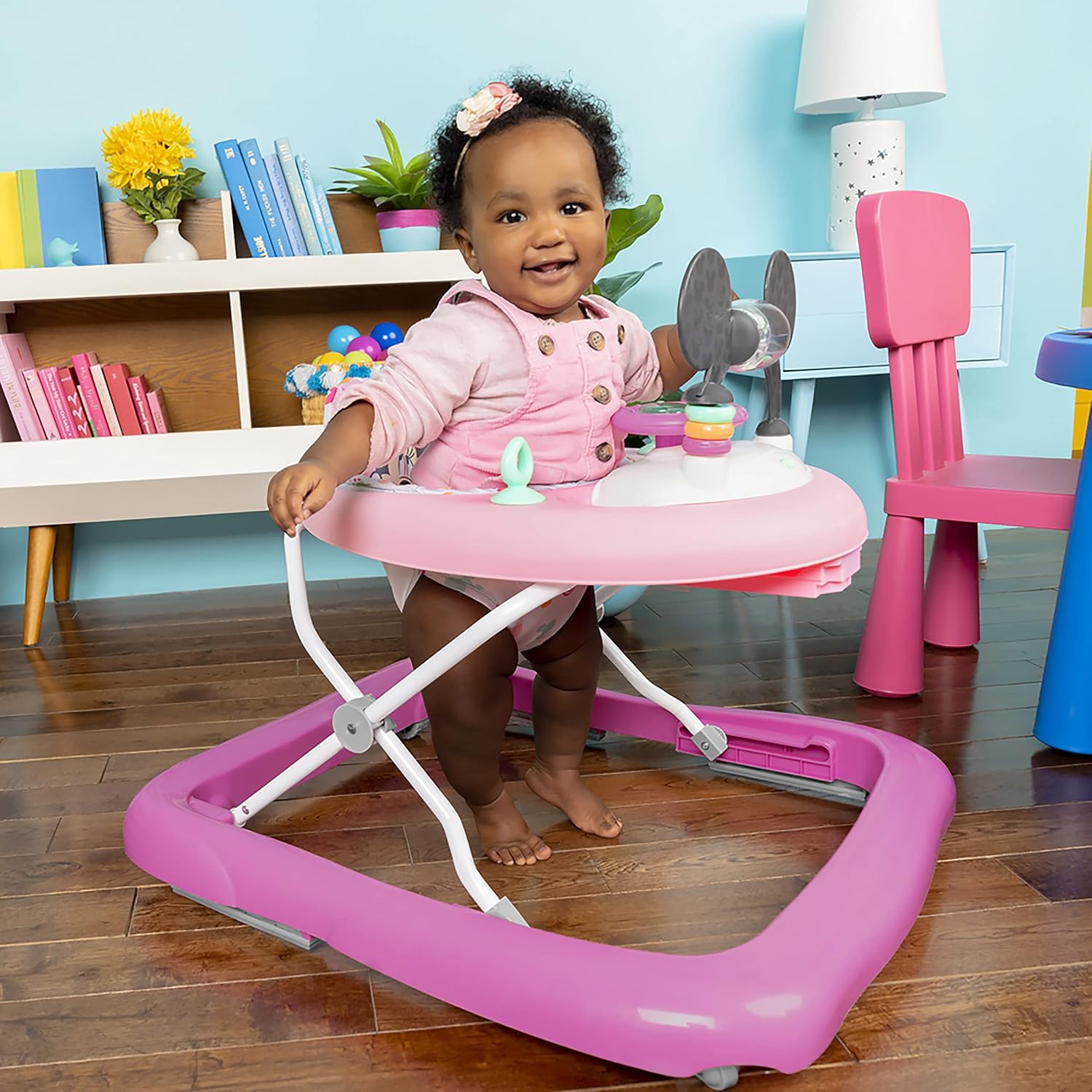 Bright Starts, Disney Baby Minnie Mouse, Tiny Trek, Forever Besties 2 em 1 andarilho com estação de jogos removível, luzes e músicas, altura ajustável, a partir dos 6 meses