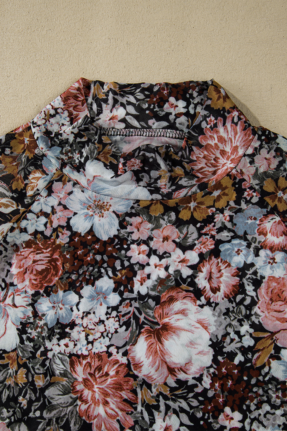 Blusa de malha com manga comprida e gola alta floral castanho
