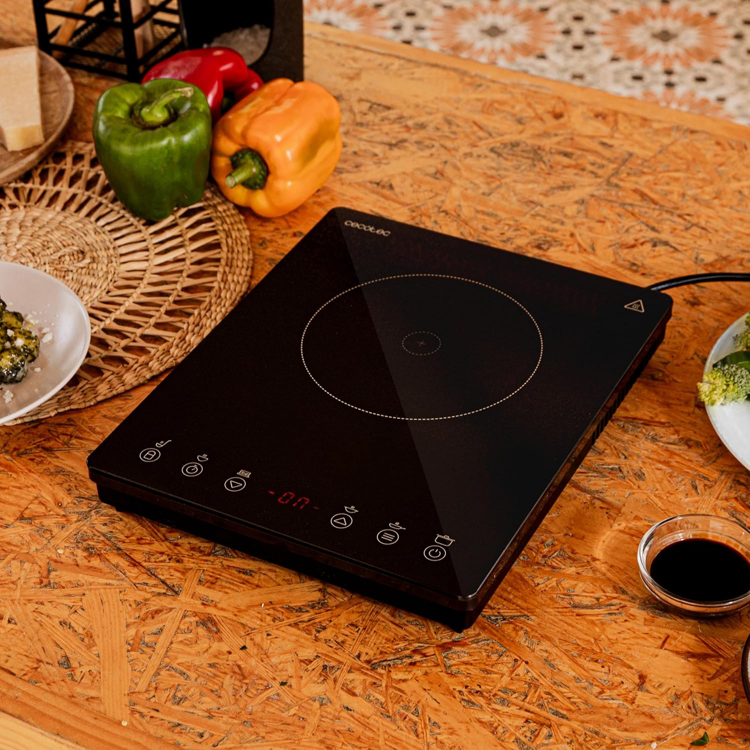 Cecotec Placa de indução portátil 1 fogo Full Magma Slim. 2000 W de potência em 8 níveis, design em vidro de alta resistência, ecrã tátil, temporizador, limpeza fácil