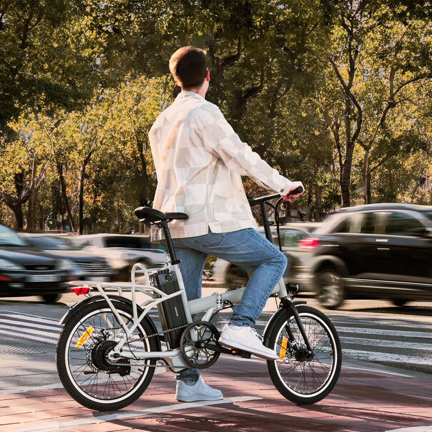 Cecotec Bicicleta Eléctrica de Ciudad, Ruedas 28", hasta 70-90 Km de autonomía, Cuadro Aluminio, Suspensión Delantera, Cambio Shimano, Disco de Freno, Pantalla