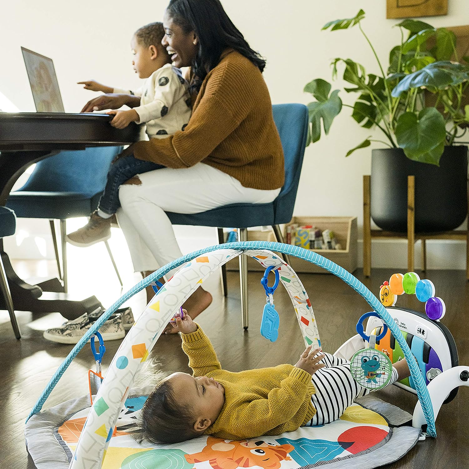 Baby Einstein, Gimansio de Actividades Musical para bebés 4en1 Kickin' Tunes con Piano, 70+ sonidos, 25+ min de música y luces, arco de juego, 7 juguetes extraíbles, 4 idiomas, desde recién nacido