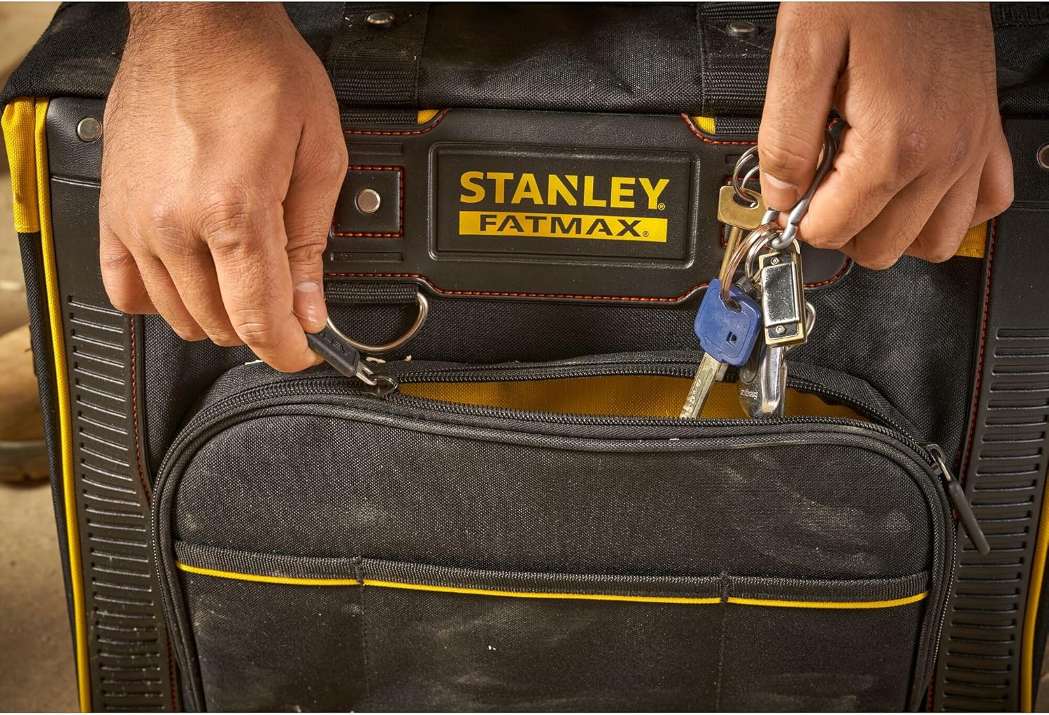 STANLEY FATMAX Mala rígida com rodas, organização ideal para ferramentas, pega telescópica resistente, rodas para transporte fácil, medidas 50 x 36 x 41 cm, FMST1-80148