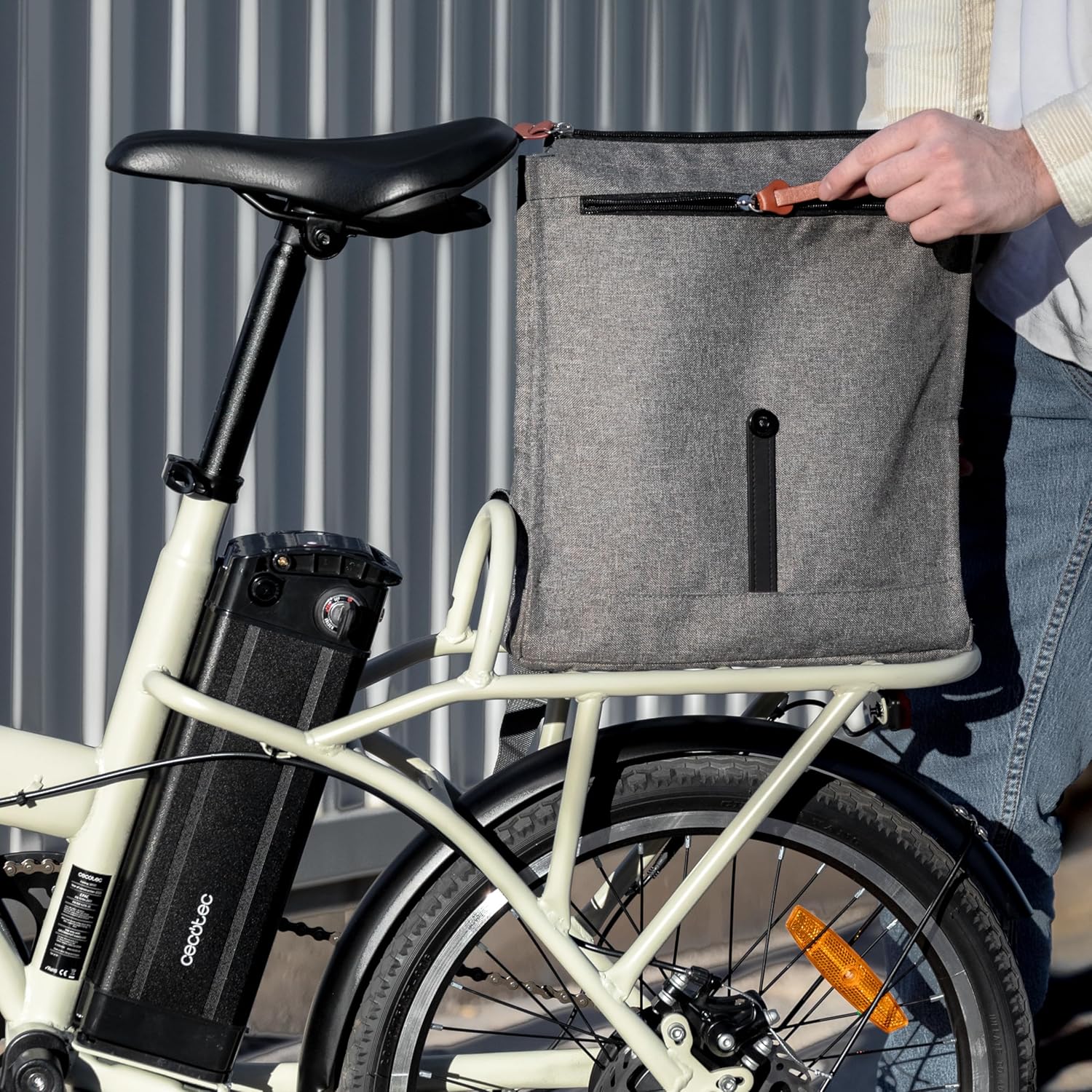 Cecotec Bicicleta Eléctrica de Ciudad, Ruedas 28", hasta 70-90 Km de autonomía, Cuadro Aluminio, Suspensión Delantera, Cambio Shimano, Disco de Freno, Pantalla