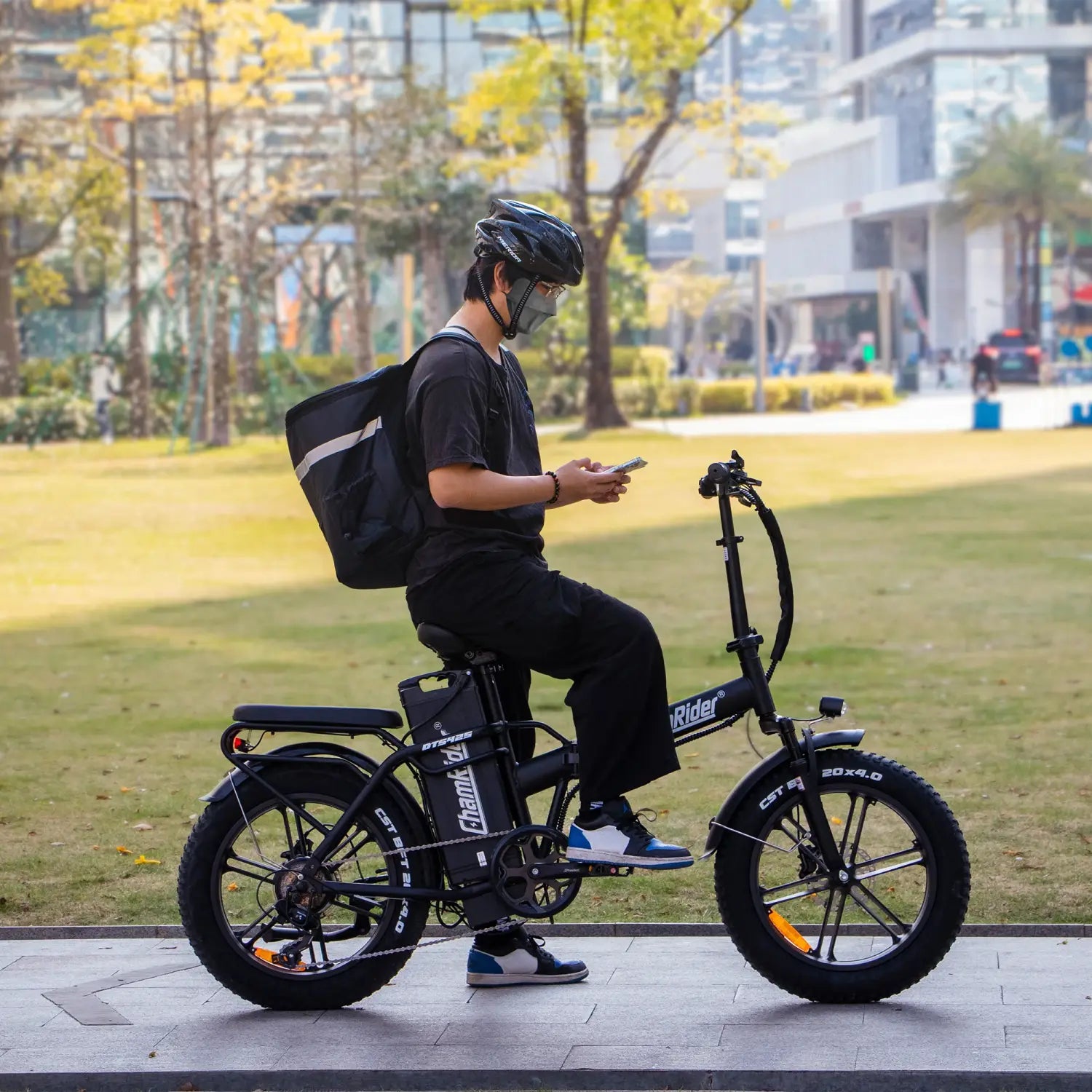Bicicleta elétrica ChamRider DTS425 com bateria de 48 V e 25 AH, autonomia de 125 km e potência de 750 W, a melhor escolha em termos de relação qualidade-preço para os estafetas europeus.