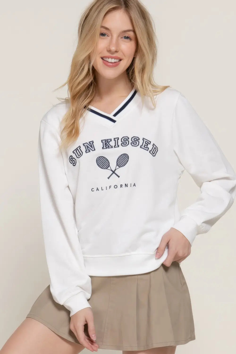 Sweatshirt comprida com decote em V bordado