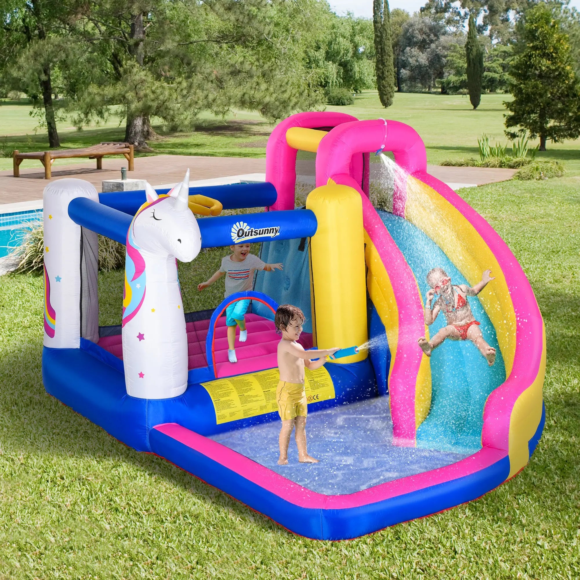 Castelo insuflável infantil com piscina e escorregador para crianças