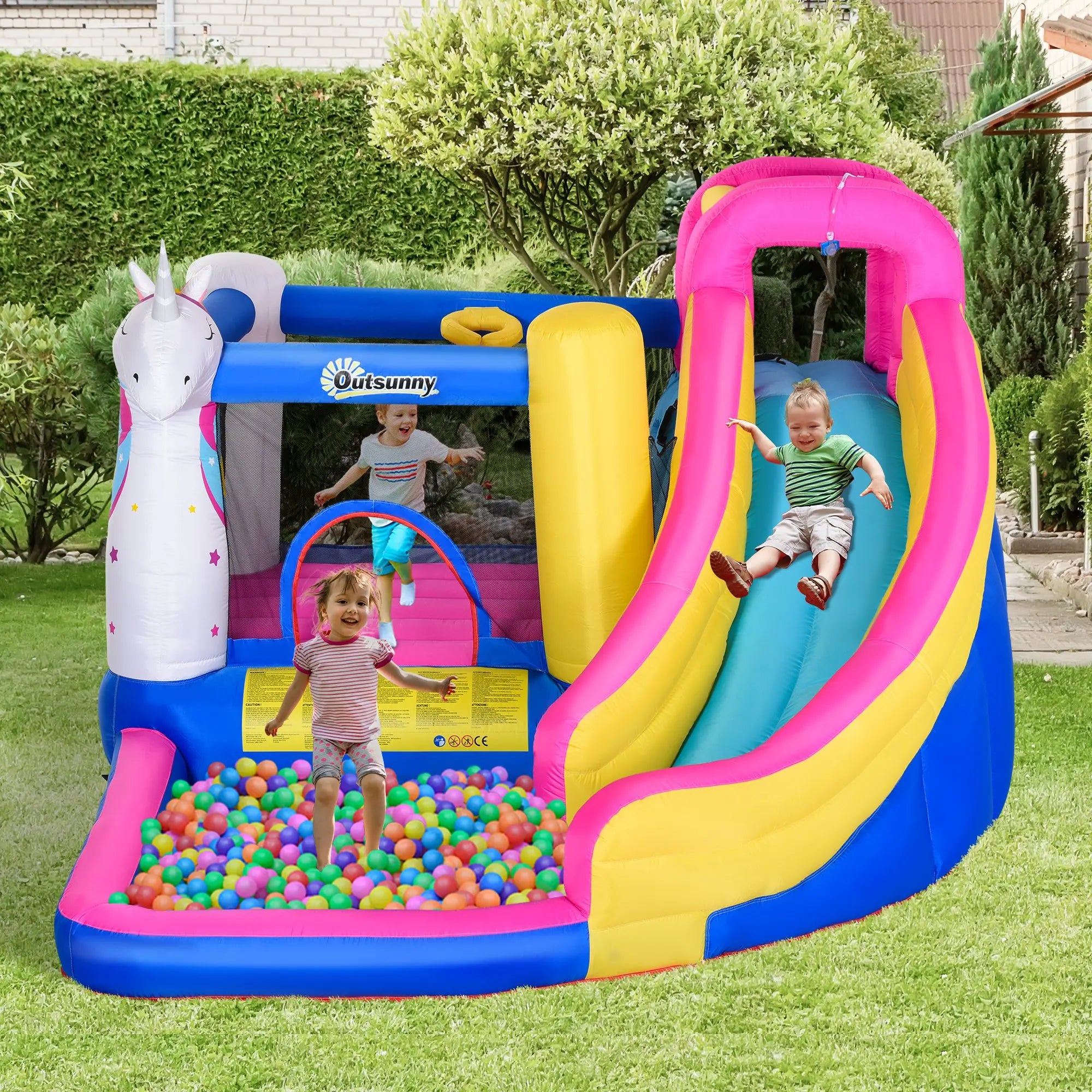 Castelo insuflável infantil com piscina e escorregador para crianças