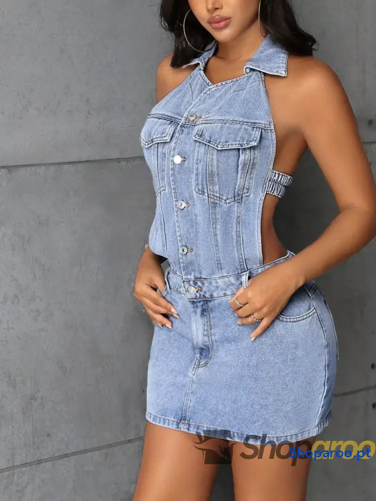 Vestido curto de ganga sem mangas e sem costas com botões à frente