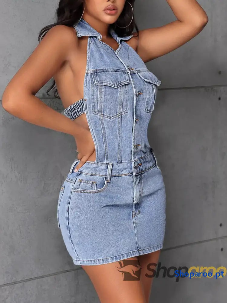 Vestido curto de ganga sem mangas e costas com botões à frente
