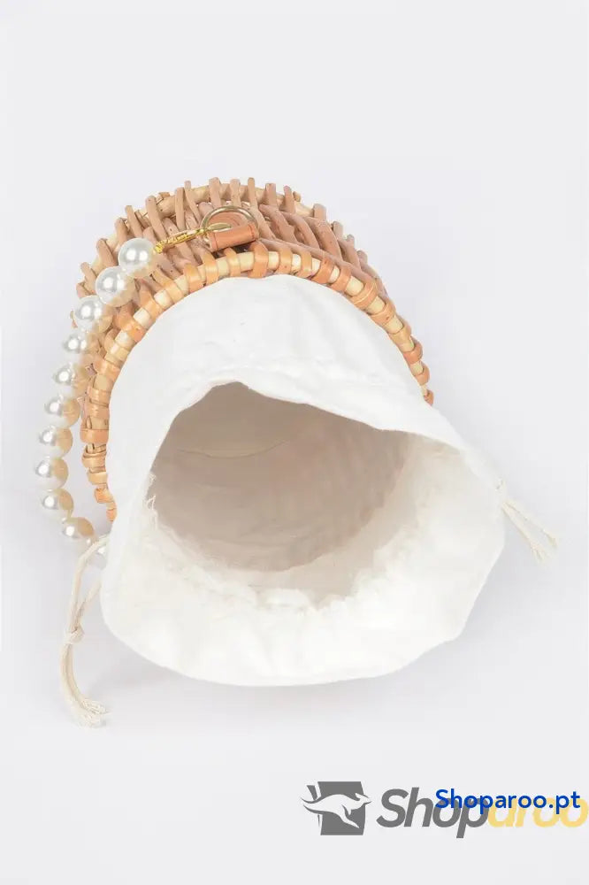 Bolsa de mão em bambu com alça de pérola falsa