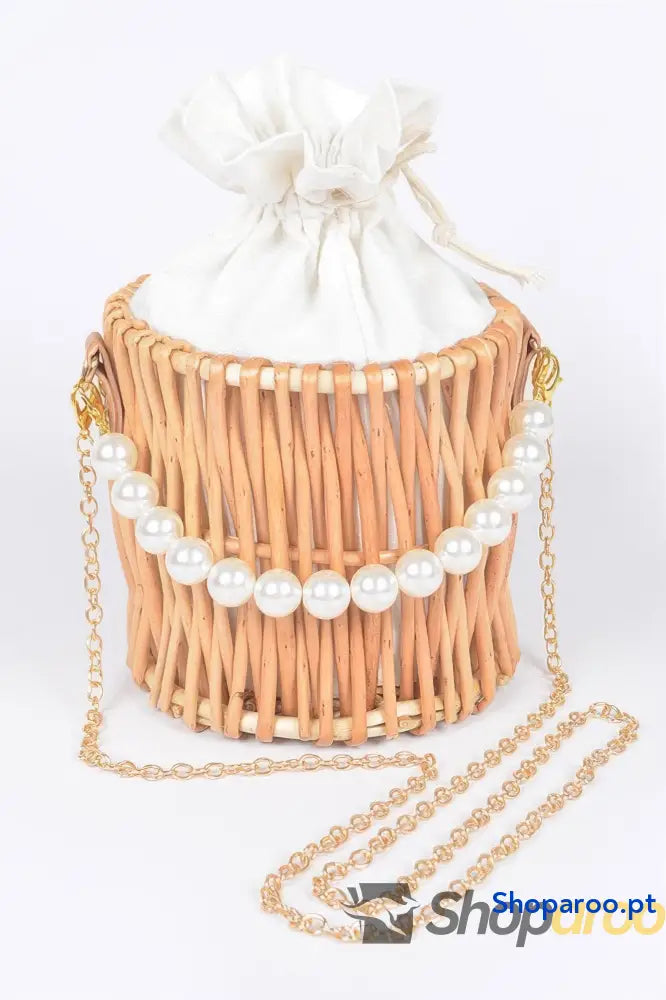 Bolsa de mão em bambu com alça pérola falsa