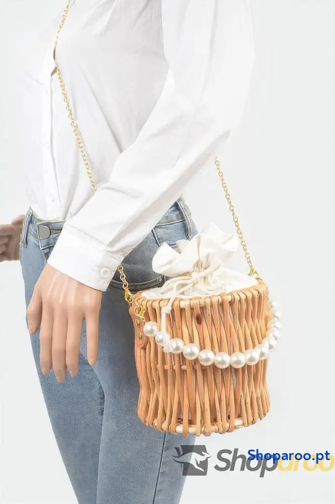 Bolsa de mão em bambu com alça de pérola falsa